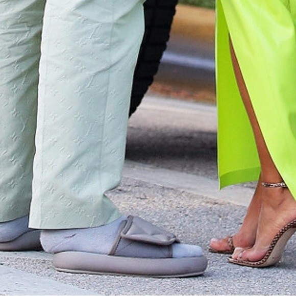 Yeezy Season 6 Nylon Slipper Taupe - Picture 14 of 16